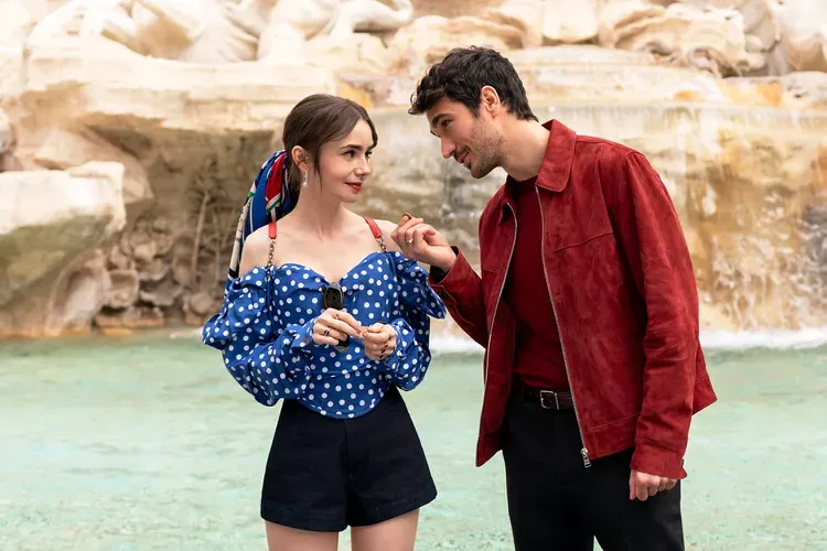 Lily Collins Coba 81 Busana